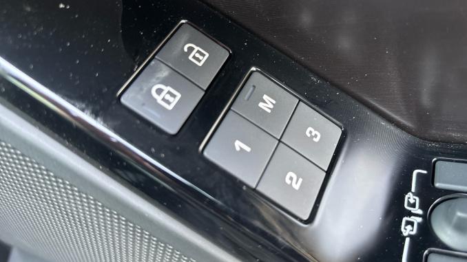 Land Rover Range Rover Velar 3.0 D300 MHEV Belgravia Edition Satin 5dr Auto Diesel Estate - Image 45
